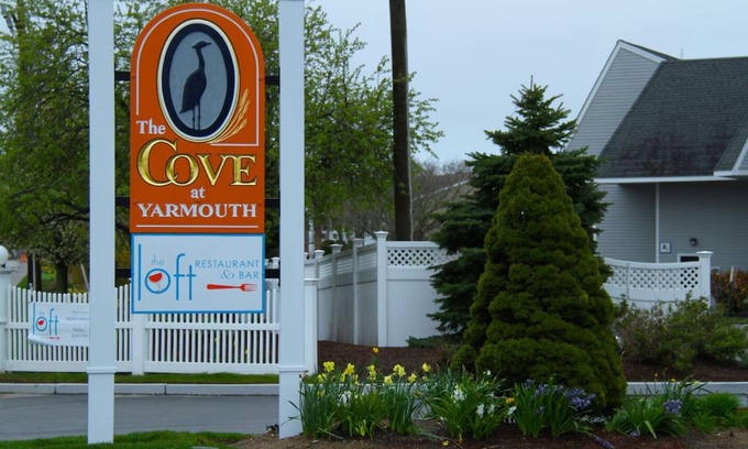 West Yarmouth Condo | Christmas On Cape Cod - Cove At Yarmouth - 1BR With Kitchenette