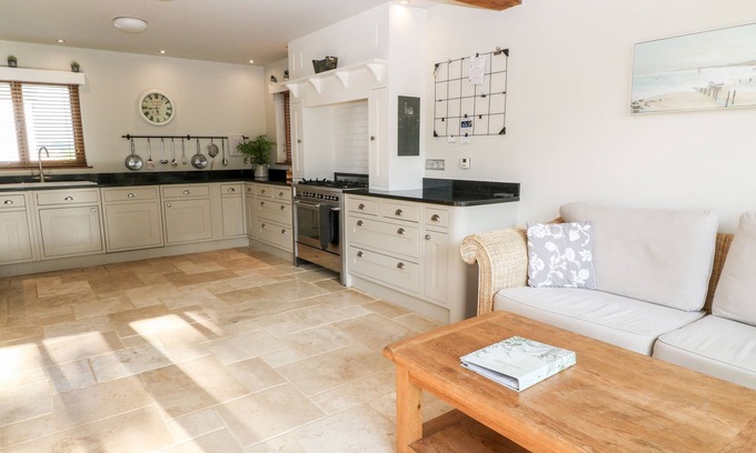 Broadwoodkelly Cottage | CHURCH BARN, pet friendly, character holiday cottage in North Tawton