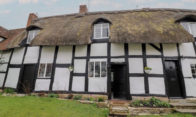 Welford on Avon Cottage | CHURCH VIEW, pet friendly, with hot tub in Welford-On-Avon