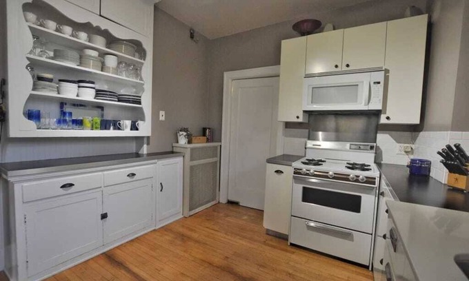 Hyde Park Condo | Cincinnati Friends and Family House
