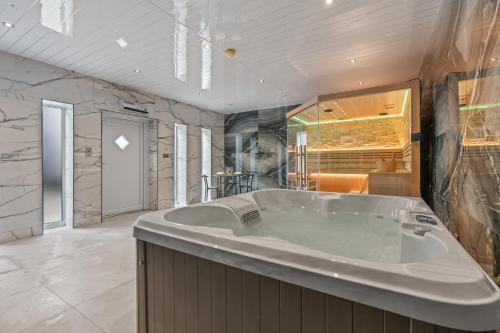 Roath Apartment | Cinema Studio Room with Spa Facilities For Couples