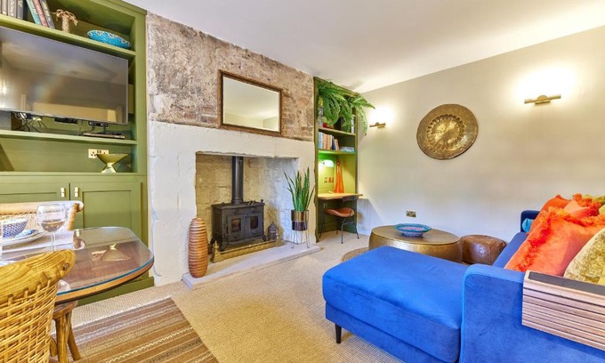 Berwick-upon-Tweed House | Cinnabar: Luxury, Couple's Nook in Historic Walls.