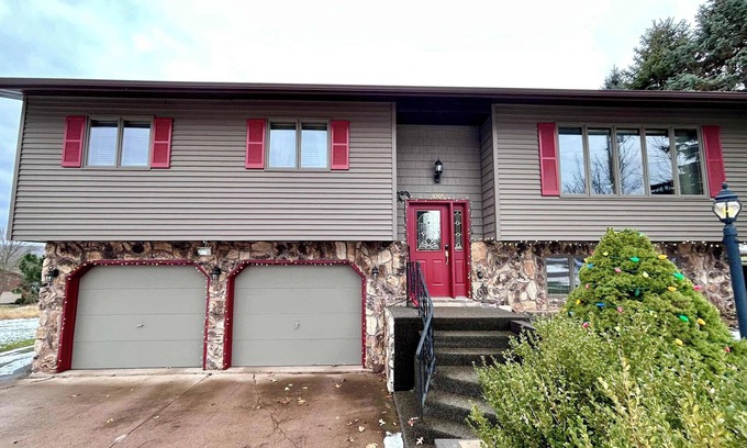 Bessemer House | Cinnebar Hideaway ~ Private & Close to Ski Hills!