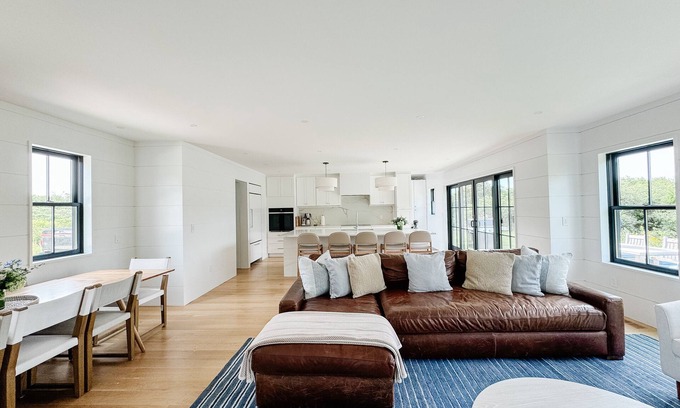 West of Town House | CISCO Modern 4 bedroom, 4 1/2 bath Spacious Family Home on Cisco Beach Bike Path