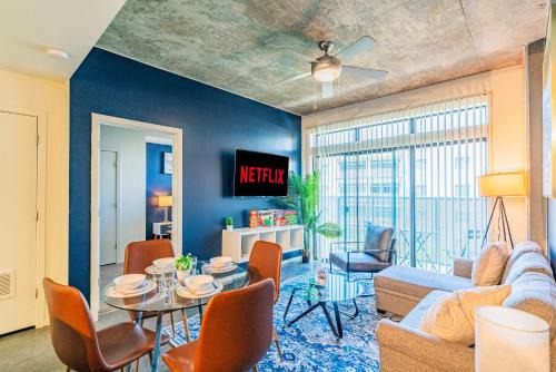 Evans Churchill Apartment | City 2BR Near DT with Balcony Gym Pool Parking WD