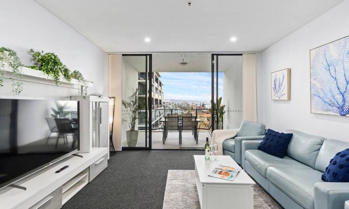 Wollongong Apartment | City Beach Escape - Wollongong Waterside Serenity