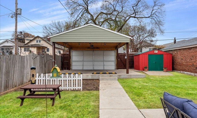 The Hill House | City Bungalow on "THE HILL" W/Carport Parking