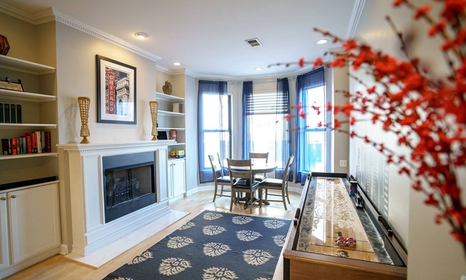 Killgubbin Apartment | City Center, River North Condo HUGE 3BR, Patio, Parking(2x)
