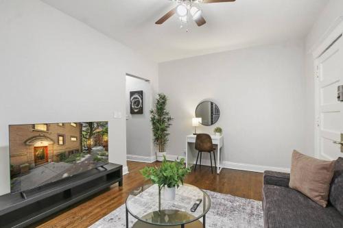 Hyde Park Apartment | City Charm 1-Bedroom Oasis - Woodlawn 1E