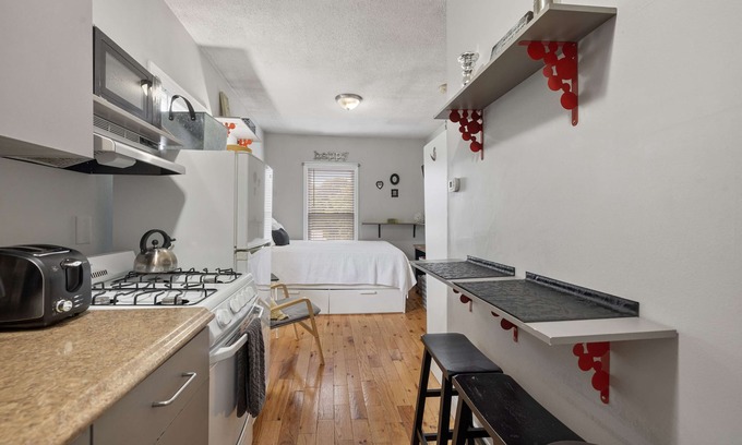 Manchester Apartment | City Chic 2nd flr Studio w/Enclosed Private Porch