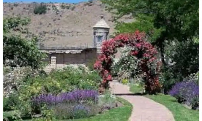 East End House | City close, full floor of home in the foothills