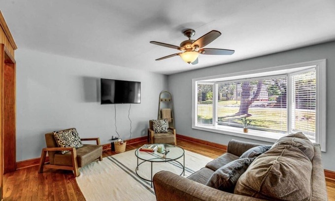 Winston - Salem Cottage | City Cottage Minutes From Shop,Rest,Hosp. !NEW!