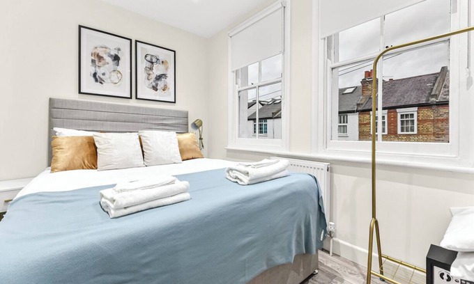 St. Margarets and North Twickenham Apartment | City Elegance: Spacious 2BR for Urban Comfort