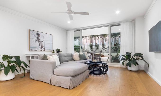 Newcastle Apartment | City Escape - Newcastle CBD - Spacious Apartment with Beautiful Courtyard
