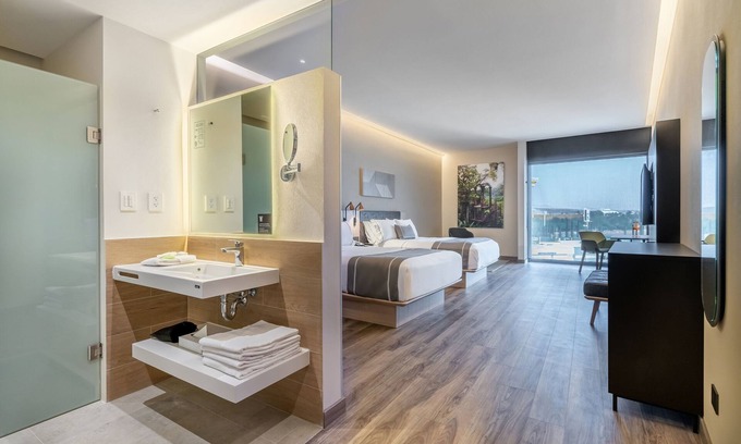 San Luis Potosi Hotel | City Express Plus by Marriott San Luis Potosí