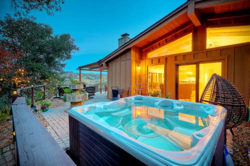 Fallbrook House | City Getaway, Hot Tub, Fire Pit, Game Room, BBQ, Hiking Trails, Vineyard Views, B-Ball