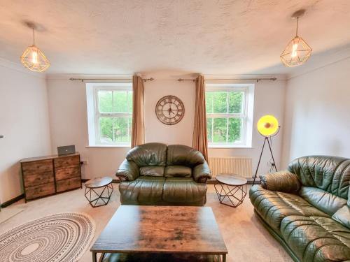 Milton Keynes House | City House in Nice Area - Smart TV's, 900mb Wifi