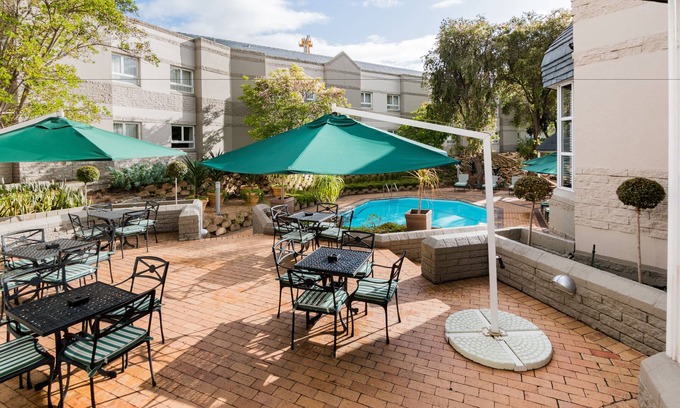 Mowbray Hotel | City Lodge Pinelands