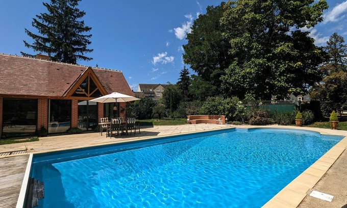 Chateauroux Cottage | City Oasis with Private Pool and Parking in Central Châteauroux