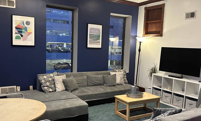 Downtown Pittsburgh Apartment | City Sights 2 Queen Beds Downtown Apt