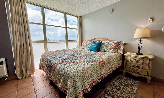 Rio Piedras Apartment | City Skyline from 17th Floor - Parking & Gym