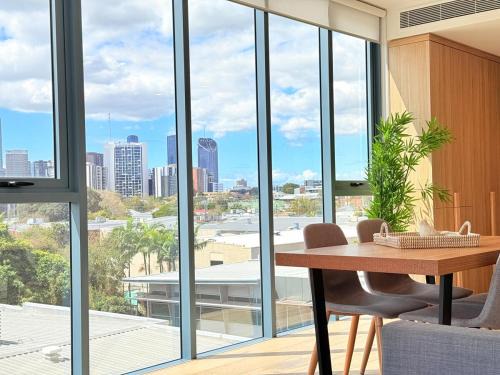 West End Apartment | City View Retreat 2BR 2BA Sofa Bed Free Parking