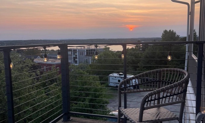 Munjoy Hill Apartment | City & Water View - Charming 2-bedrooom AC, WiFi - walking distance to Old Port