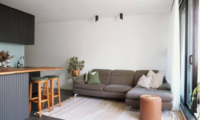 Docklands Apartment | Cityscape Trendsetter Contemporary Chic with Pool
