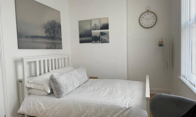Liverpool Apartment | CityStays Rooms with Free Parking - Deluxe Double Room 5