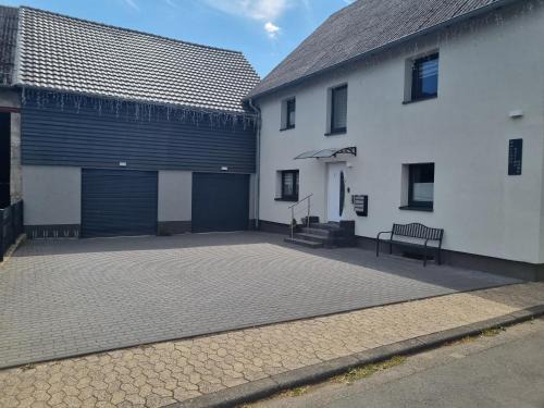Rodder Apartment | CJS Apartments - Chill or Drive am Nürburgring, Free Parking, WLan, Spacious Rooms, Quiet Location