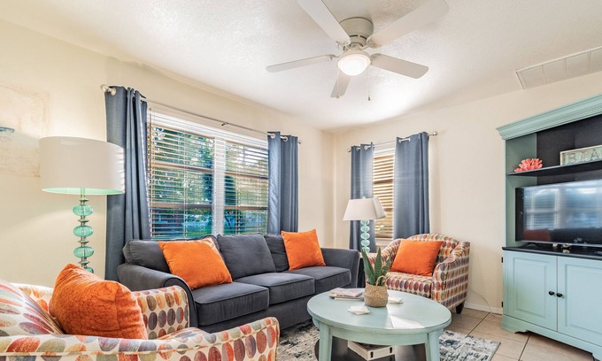 Bayview Cottage | Clam Bayou Cottage-Eclectic Gulfport 3B2B-Patio-King Bed