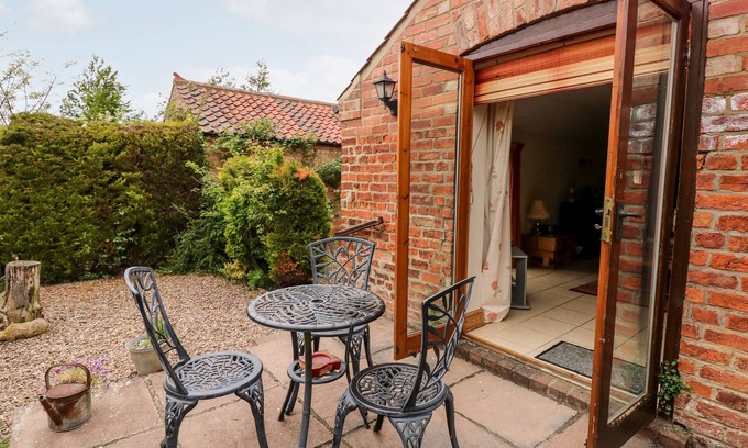 Louth Cottage | CLARE'S COTTAGE, pet friendly, country holiday cottage in Louth