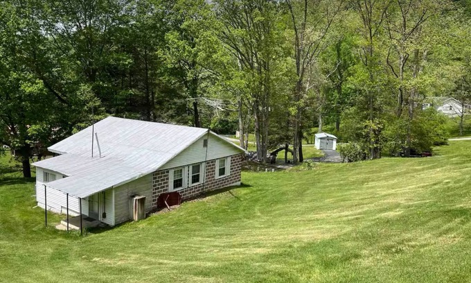 Summerlee Cottage | Clarence's Country Cottage in the heart of the Appalachian hills.