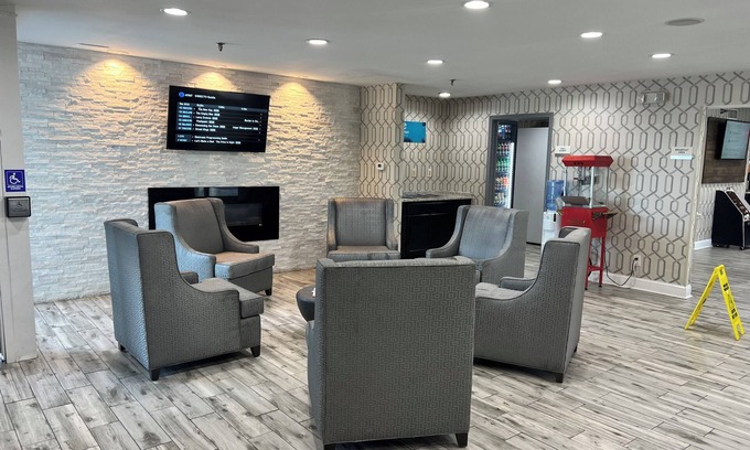 Greensboro Hotel | Clarion Pointe - Greensboro Coliseum Area