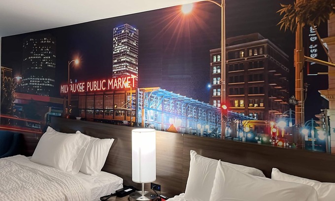 Milwaukee Hotel | Clarion Pointe
