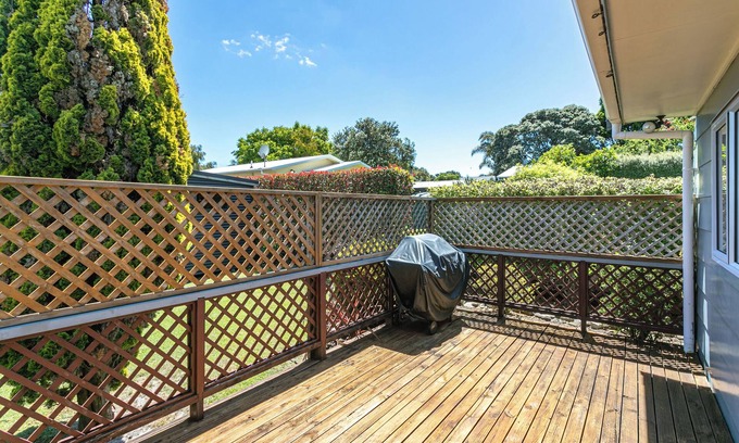 Whiritoa House | Classic 2BR Whiritoa Bach + Sleepout – Walk to Beach, Lagoon, and Scenic Trails