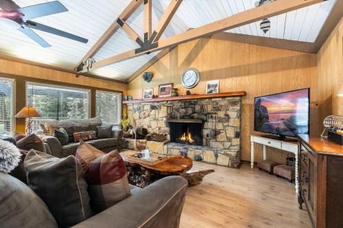 Cedar Flat House | Classic 3BD Tahoe Cabin with Hot Tub
