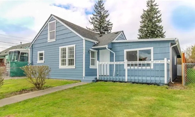 Eastside House | Classic 4 bedroom near the heart of Tacoma’s iconic city center.