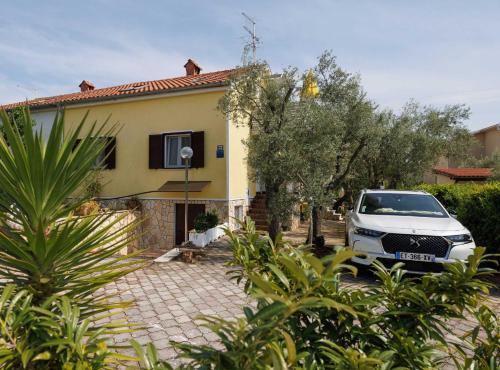 Krk Apartment | Classic and Trendy Apartment with Terrace