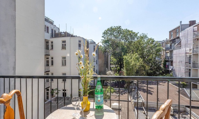 De Pijp Apartment | Classic apartment with two balconies