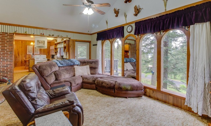 Cascade Cabin | Classic cabin with views, guest suite, and forest acccess
