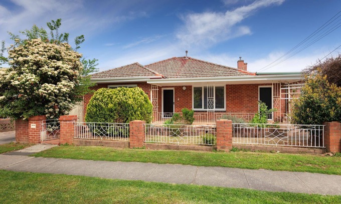 South Albury House | Classic Chic on Olive - Chic two bedroom apartment close to the city centre
