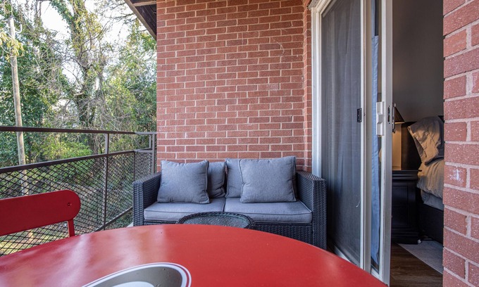 Athens Condo | Classic City Getaway - Walk to Sanford Stadium!