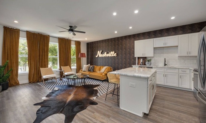 Whitebridge House | Classic Country - Mins to Broadway - Rooftop Deck – Sleeps 8