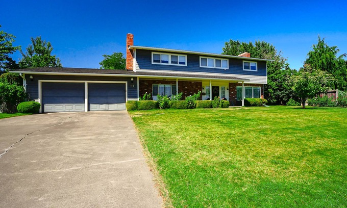 College Place House | Classic & elegant house with entertainment & spacious, laid-back yard