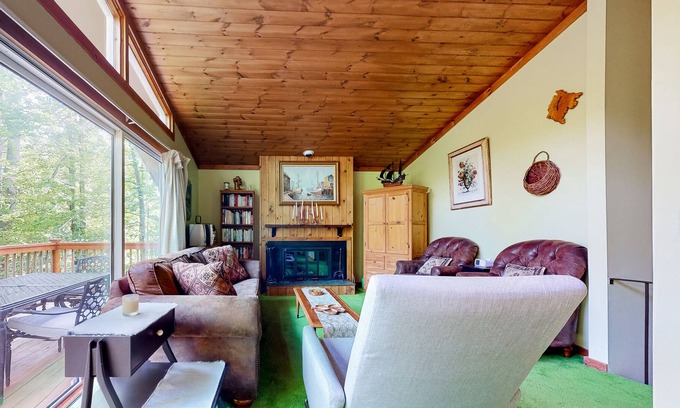Londonderry House | Classic home half a mile from Magic Mountain with fireplace & large deck