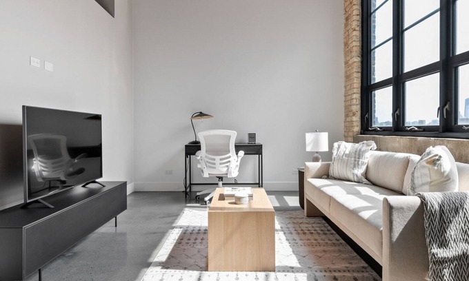 Sheffield Neighbors Apartment | Classic Lincoln Park 1BR w/ W/D, Gym & Roof, nr I-90, by Blueground