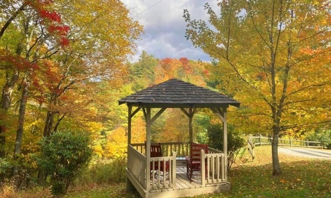 Blowing Rock House | Classic Log Cabin & Fireplace on Quiet River