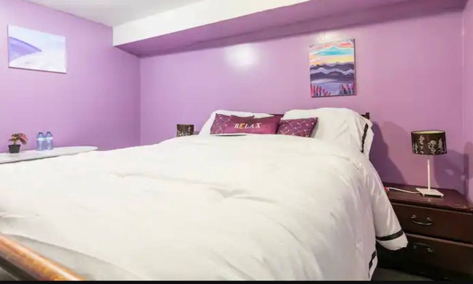 Aylmer Bed & Breakfast | Classic One Bedroom In a Cozy Basement Unit.