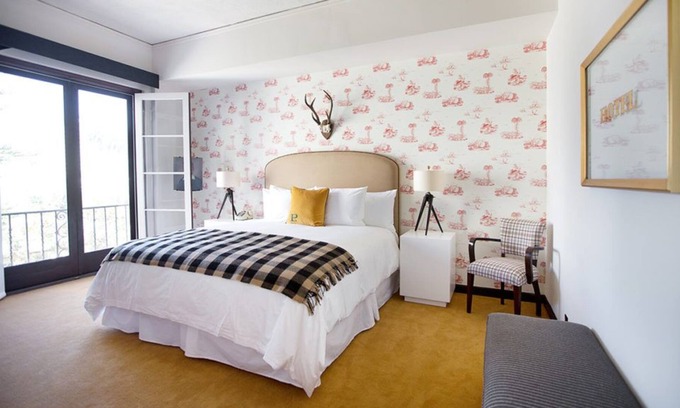 Wilshire Montana House | Classic Queen at Palihouse Santa Monica, Pets Are Welcome!
